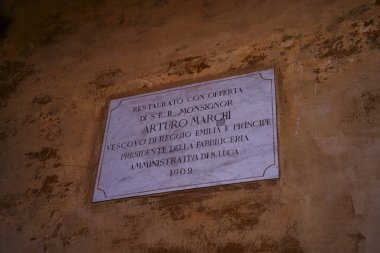            Bologna 'daki Saint Luca kilisesinin duvarında bir plaket var.                    