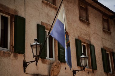    San Marino yönetim binasında bir bayrak                           