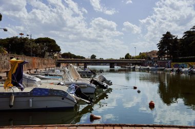                          Rimini 'deki boğazın kıyısında park etmiş tekneler var.                      