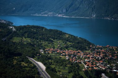                 Şehrin en üst manzarası ve Como Gölü kıyısındaki yol.               