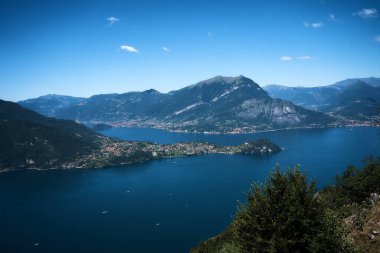                  Como Gölü tepelerle çevrili büyüleyici yatları var.     