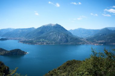                    Bir yaz günü yukarıdan Como Gölü 'ndeki yaşamın nefes kesici görüntüsü.             