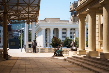  Üsküp Makedonya, 21 Temmuz 2022: Üsküp 'teki müzikal tiyatronun yanındaki sokak                