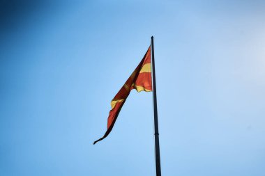  Üsküp Makedonya, 21 Temmuz 2022: Makedonya bayrağı sert ışıkta