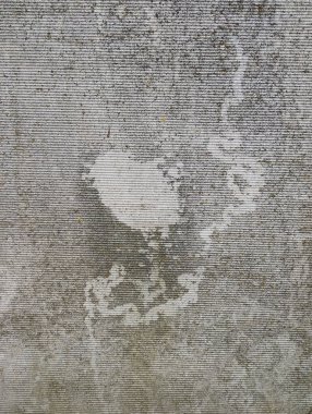 Arka plan, yağmur ve liken ateşiyle tırtıklı beton çit dokusu, grunge