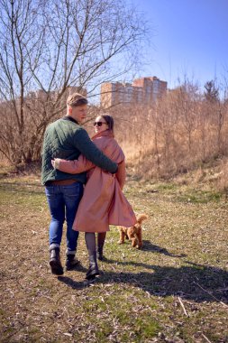 Doğada köpekleriyle yürüyen şık genç bir çift.              