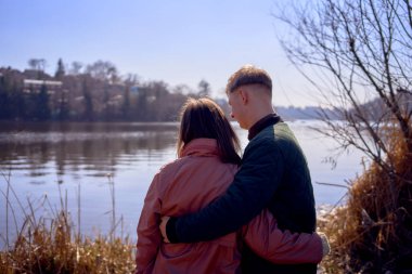  Genç çift bahar nehrine bakıyor.                       