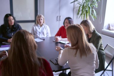          Ofis toplantısında takım çalışması                      