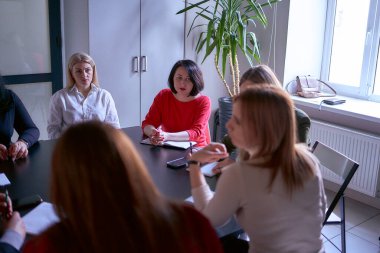          Ofis toplantısında takım çalışması                      
