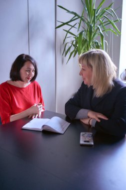   İki kadın ofiste stratejilerini tartışıyor.                   