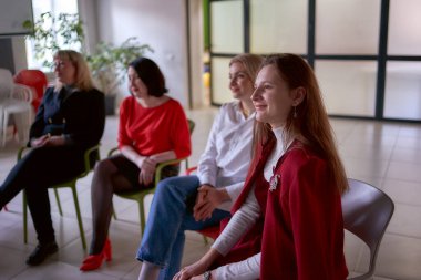 Seyirciler, meslektaşlarının performansını sahnede izliyorlar.                 