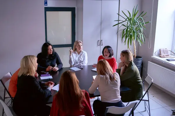 オフィスの会議で障害者を含む8人の女性のチーム トップビュー — ストック写真