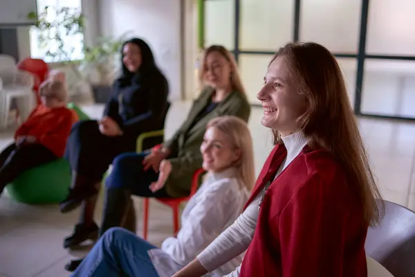 Woman Makes Speech Stage Colleagues Laugh Her Jokes Sitting Chairs — Stock Photo, Image