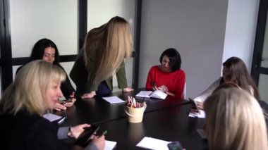 Kadın patron toplantıda astlarına bağırıyor.