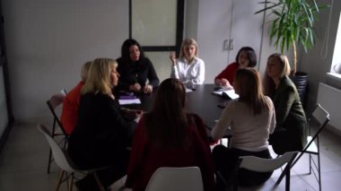 8 kişilik bir ekip ofiste bir iş toplantısı düzenliyor.