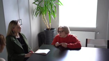  Engelli bir kadın ofiste yaptığı toplantıda fikrini ifade ediyor.                         