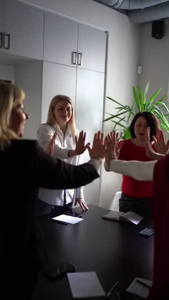 办公室的工作人员互相祝贺 祝贺工作顺利 并祝贺项目的完成 — 图库视频影像