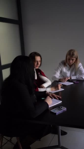 Три Женщины Обсуждают Планы Работы Встрече Офисе — стоковое видео