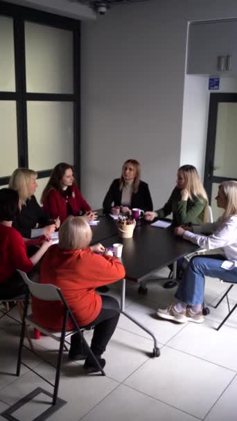 8人の女性チームが オフィスで ワークミーティングを開きます — ストック動画