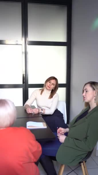 Les Femmes Écoutent Attentivement Leur Collègue Lors Réunion — Video