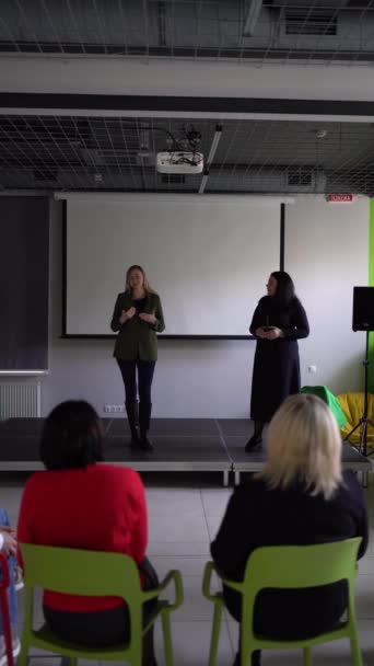 Twee Vrouwen Geven Toespraken Het Podium Voor Collega — Stockvideo