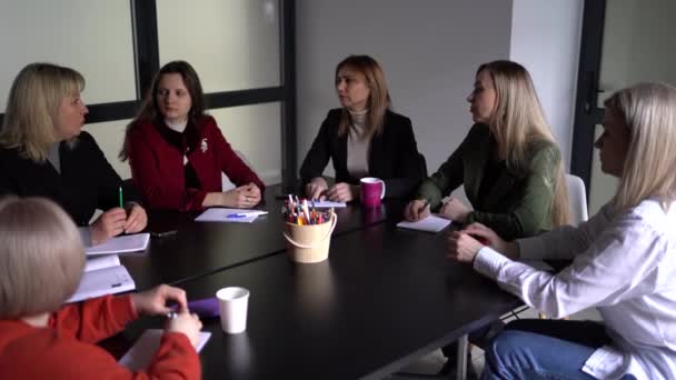 Une Équipe Femmes Tient Une Réunion Travail Bureau — Video