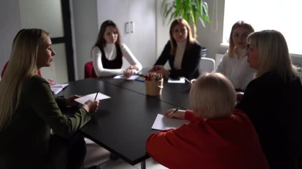 Equipo Mujeres Celebra Una Reunión Trabajo Oficina — Vídeos de Stock