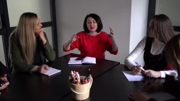 Orta Yaşlı Bir Kadın Ofisteki Bir Toplantıda Duygusal Olarak Açıklar — Stok video