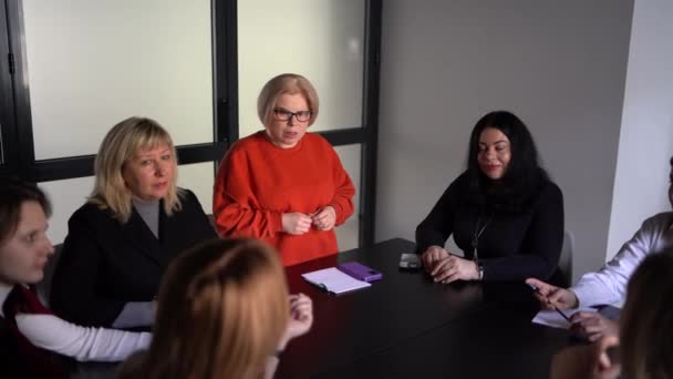 障害のある女性がオフィスの会議で意見を表明 — ストック動画