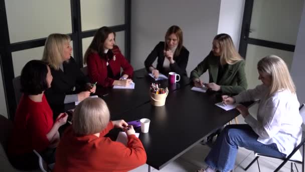 Команда Женщин Проводит Рабочую Встречу Офисе — стоковое видео