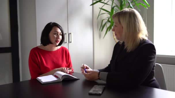 Kadın Ile Yaptığı Toplantıda Yeterliliğinden Bahsediyor — Stok video