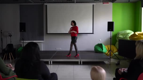 Bir Kadın Sahnede Meslektaşlarının Önünde Konuşma Yapıyor — Stok video