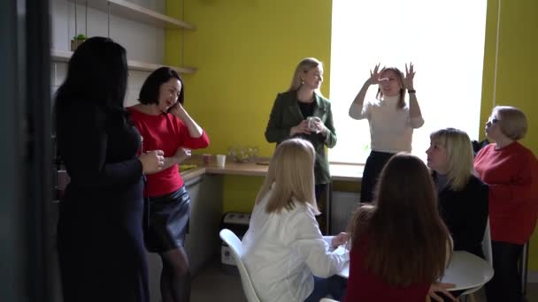 Ofis Mutfağında Kahve Molası Sırasında Ofis Çalışanları — Stok video