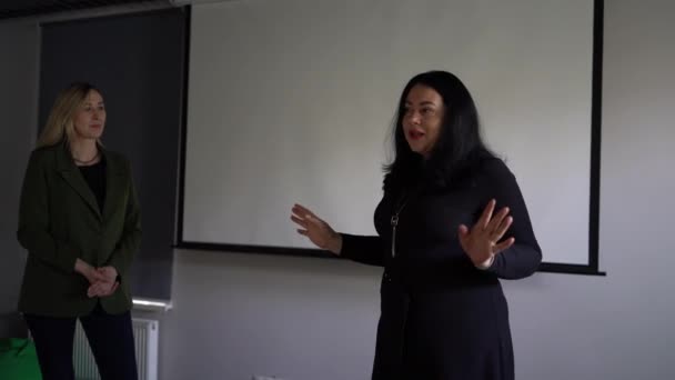 Kadın Sahnede Meslektaşlarının Önünde Konuşma Yapıyor — Stok video