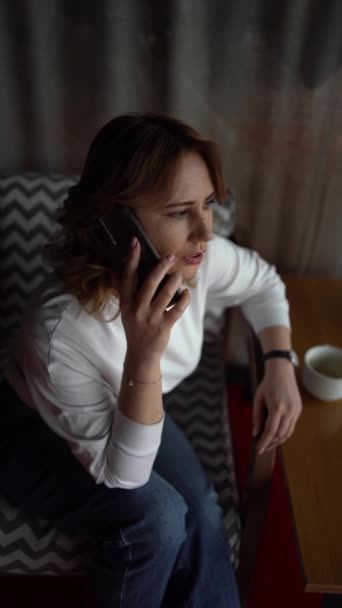 Mujer Suéter Jeans Está Hablando Por Teléfono Hermoso Café Con — Vídeos de Stock