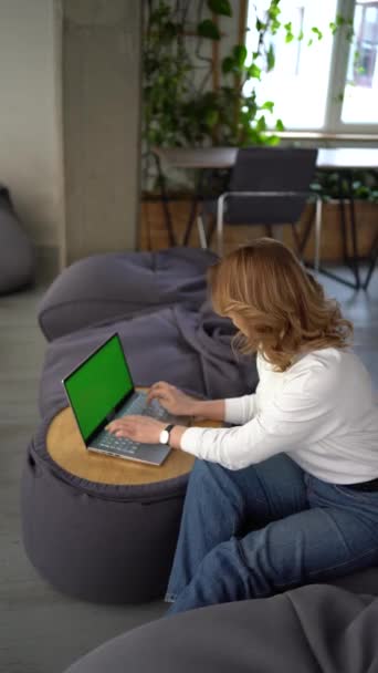 Frau Legerer Kleidung Sitzt Einem Laptop Auf Sitzsack Vor Einem — Stockvideo