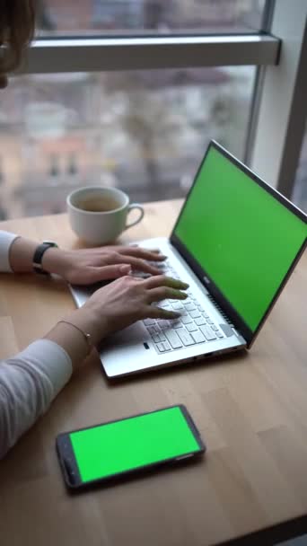 Laptop Telefon Zielonym Ekranem Jednym Stole Roboczym Klawisz Chroma — Wideo stockowe