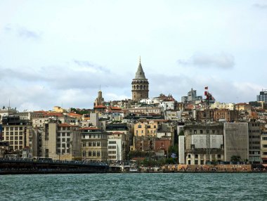 İstanbul, Türkiye - 8 Haziran 2023: İstanbul Boğaz 'ın ortasından bir manzara