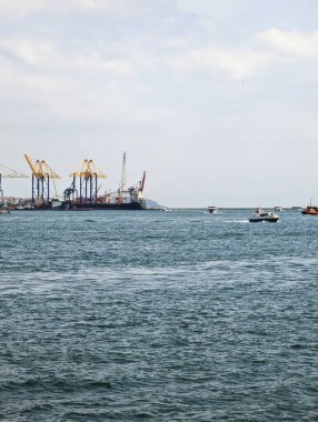 İstanbul, Türkiye - 9 Haziran 2023: İstanbul Boğaz 'ın ortasından bir manzara