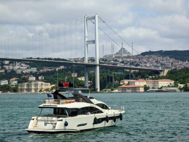İstanbul, Türkiye - 9 Haziran 2023: İstanbul Boğaz 'ın ortasından bir manzara