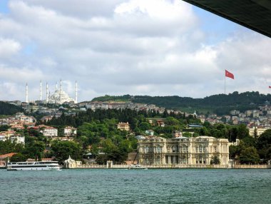 İstanbul, Türkiye - 9 Haziran 2023: İstanbul Boğaz 'ın ortasından bir manzara