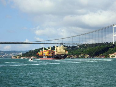 İstanbul, Türkiye - 9 Haziran 2023: İstanbul Boğaz 'ın ortasından bir manzara
