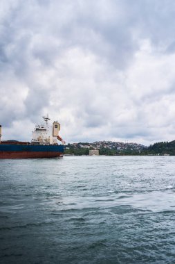             İstanbul, Türkiye - 14 Haziran 2023: İstanbul 'daki liman ve gemilerin manzarası                                            