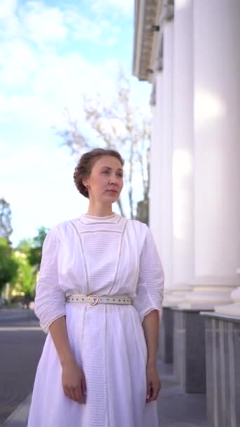 白いヴィンテージのドレスのシックな中年女性 衣装の詳細 — ストック動画