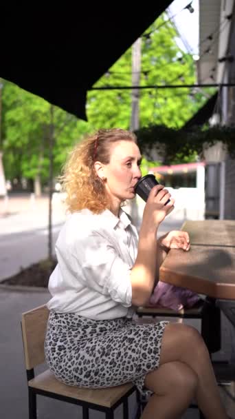Mooie Vrouw Van Middelbare Leeftijd Jaren Jaren Stijl Kleding Drinkt — Stockvideo