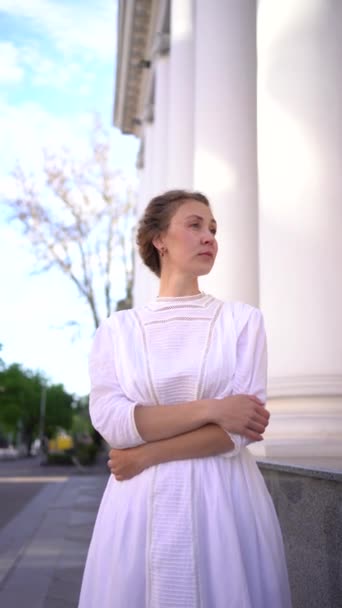 Шикарна Жінка Середнього Віку Білій Вінтажній Сукні Деталі Вбрання — стокове відео