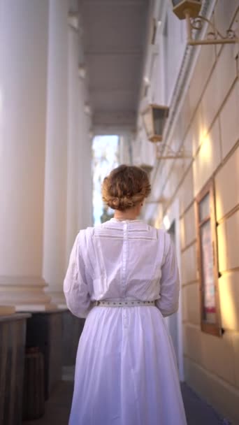 Шикарна Жінка Середнього Віку Білій Вінтажній Сукні Деталі Вбрання — стокове відео