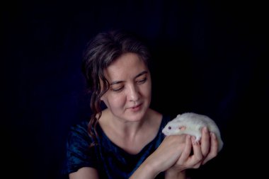 İri yarı aptal fare sahibine sarılır.