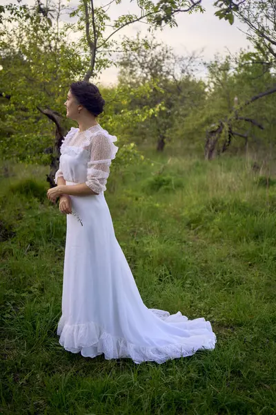 Een Mooie Vrouw Witte Vintage Jurk Met Trein Lente Tuin Stockfoto