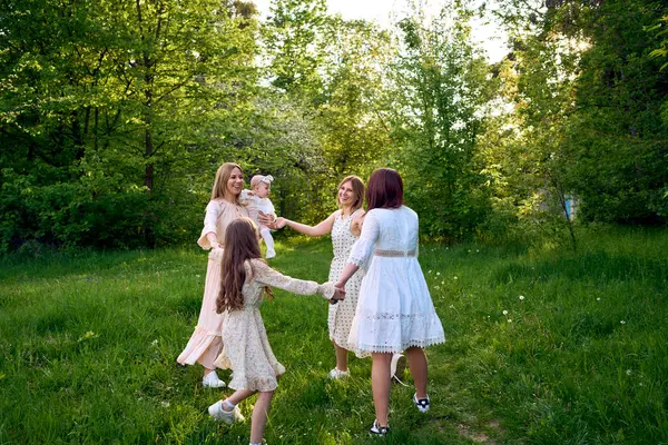 Een Vijf Vrouwen Van Verschillende Leeftijden Cirkelen Rond Een Dans Stockfoto